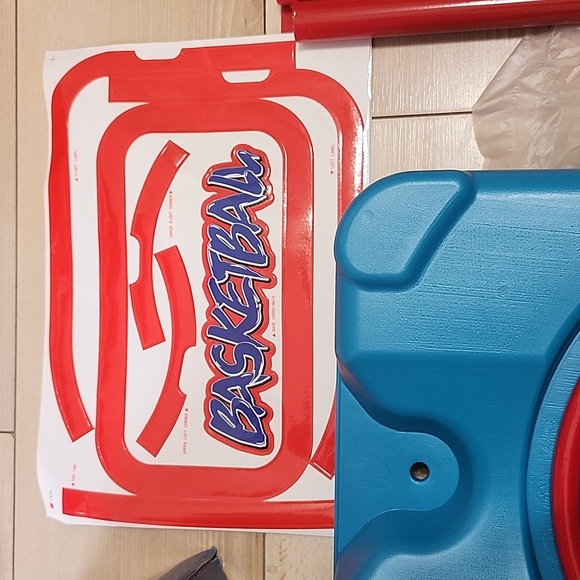 Basketball hoop + darts can be played on the back - Picture 12 of 14